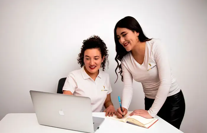 Pareja tomados de la mano al aire libre al anochecer con montañas al fondo