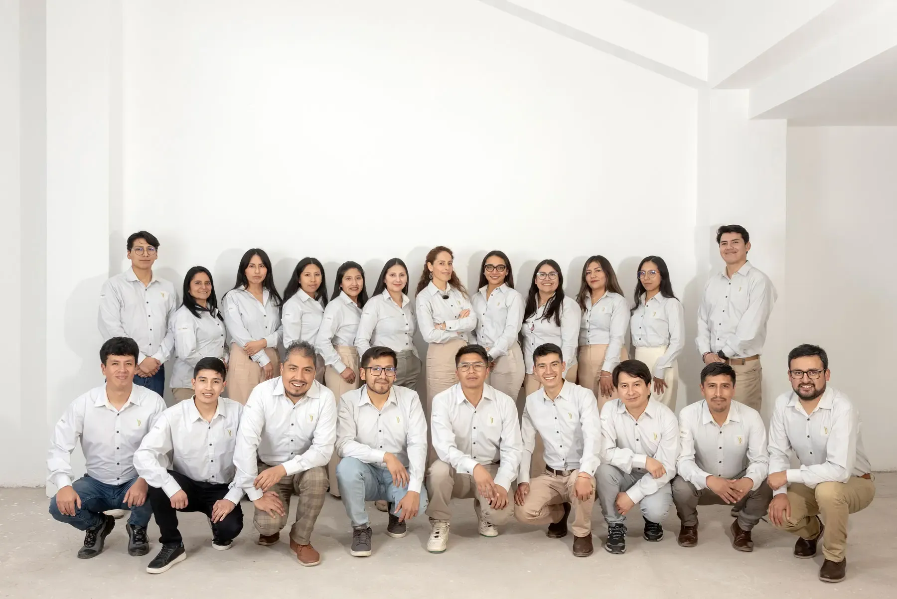 Grupo de personas en silueta sobre una colina al atardecer con un cielo colorido