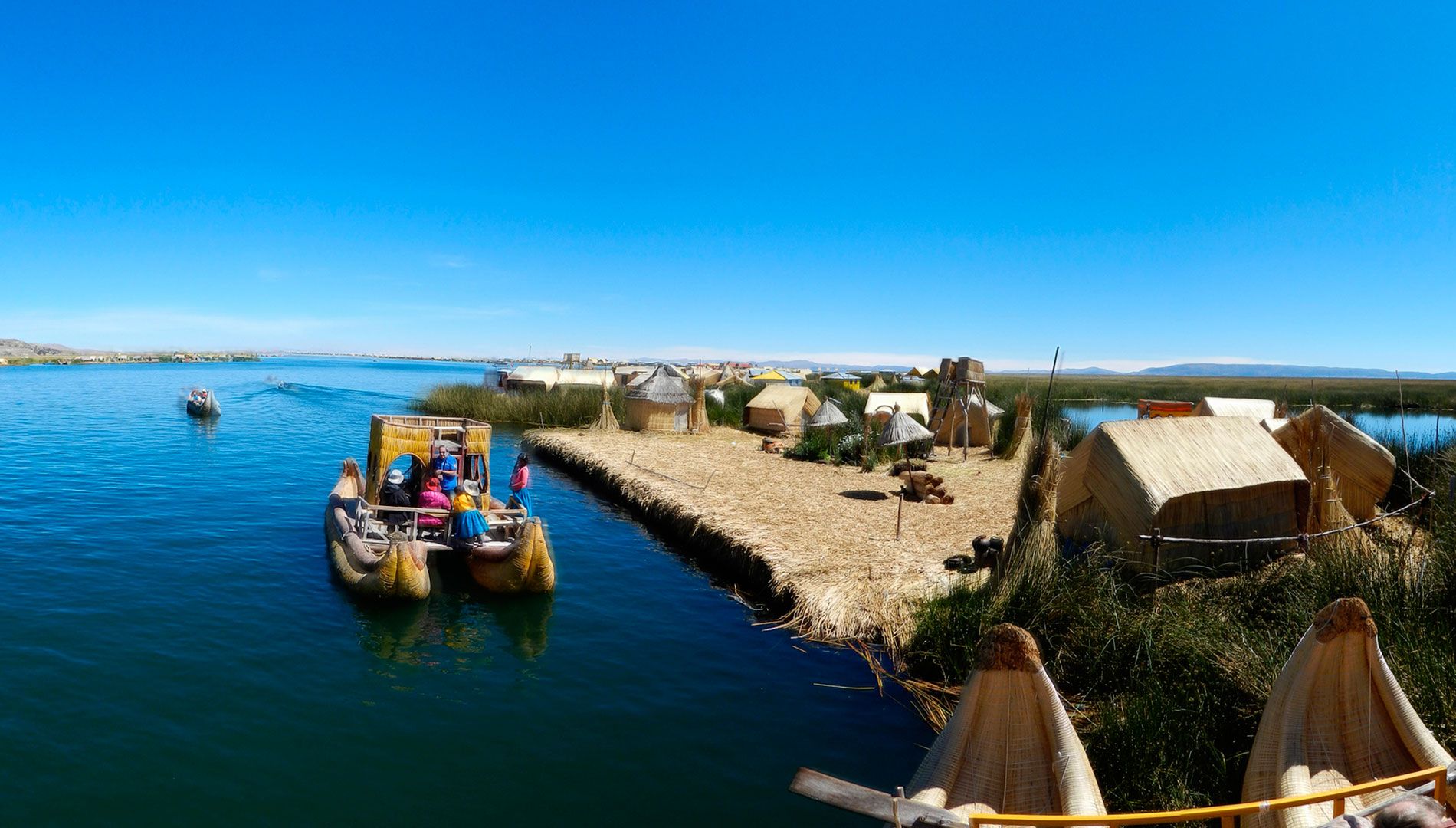 Grupo de personas caminando por la costa rica bajo un cielo despejado